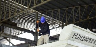 Почти 400 тысяч казахстанцев работают во вредных условиях труда завод