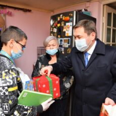 200 детей Шымкента получили подарки от имени Президента аким