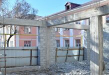 Сносят незаконное строение возле школы-гимназии №8 имени Дулати не законное строительство