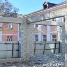 Сносят незаконное строение возле школы-гимназии №8 имени Дулати не законное строительство