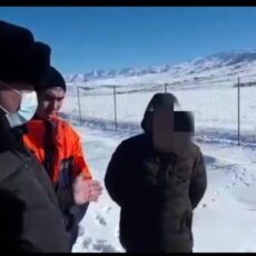 В Туркестанской области мужчина случайно выронил наркотики, пытаясь достать маску из кармана марихуана
