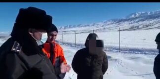 В Туркестанской области мужчина случайно выронил наркотики, пытаясь достать маску из кармана марихуана