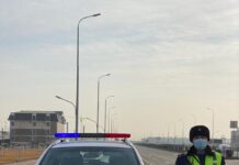 Полицейские Туркестана спасли водителя, потерявшего сознание