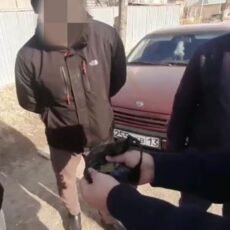 В Туркестанской области полицейские изъяли у прохожего пакет с марихуаной марихуана