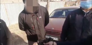 В Туркестанской области полицейские изъяли у прохожего пакет с марихуаной марихуана