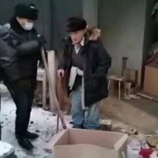 Стражи порядка помогли навести порядок в доме одинокого пожилого мужчины полиция