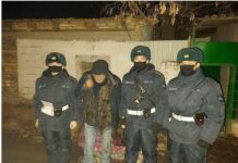 В Шымкенте бойцы Нацгвардии спасли мужчину при пожаре солдаты