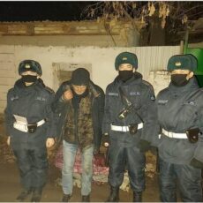 В Шымкенте бойцы Нацгвардии спасли мужчину при пожаре солдаты