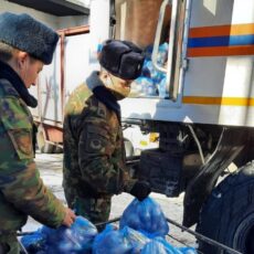 Аул Ащысай оказался в снежном плену: Силами ЧС жителям привезли продукты ЧС