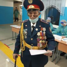 95-летний подполковник полиции из Сайрамского района проголосовал на участке