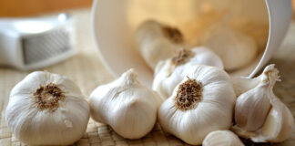 Чесночная вода не помогает выработать антитела к SARS-CoV-2 чеснок