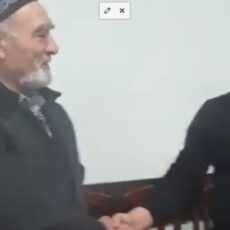 Пожилой водитель пикапа сначала наехал, потом извинился перед водителем Лады