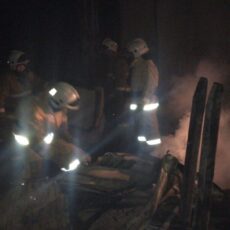 В Шымкенте произошел пожар на складе в торговом доме пожар