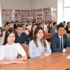 Восемь колледжей закрыли в Казахстане колледж, студенты