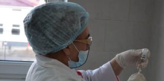 Около 600 туркестанских медиков привились от COVID-19 вакцина