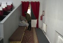 Сирота не может получить квартиру и живет в театре в Шымкенте