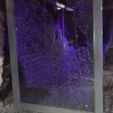 В Шымкенте хулиганы разбили стекла на остановке разбили стекло остановки