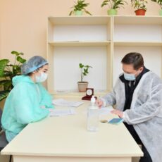 Аким Шымкента рассказал, как чувствует себя после вакцинации аким вакцина