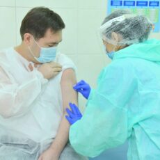 Мурат Айтенов первым вакцинировался от коронавируса Мурат Айтенов