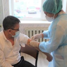 Педагогов и полицейских Туркестанской области вакцинируют от коронавируса вакцинация от коронавируса