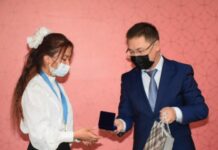 13 школьников Туркестана наградили медалью Елбасы