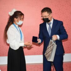 13 школьников Туркестана наградили медалью Елбасы