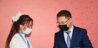 13 школьников Туркестана наградили медалью Елбасы