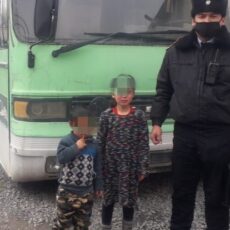 Двух заблудившихся детей нашли полицейские Туркестанской области детей нашли