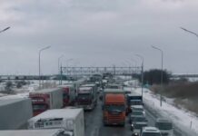 На трассе Тараз-Шымкент образовалась огромная пробка пробка