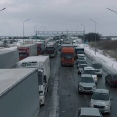 На трассе Тараз-Шымкент образовалась огромная пробка пробка