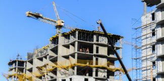 На строительных объектах Туркестана прошла встреча с рабочими-водителями 23 башенных кранов кран