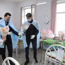 Пациенток и персонал перинатального центра №1 поздравили с 8 Марта