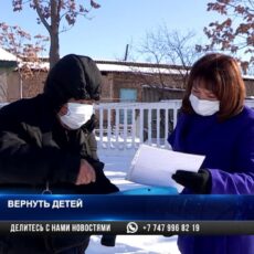Житель Шымкента пытается вернуть своих детей