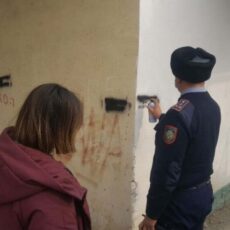 40 наркограффити уничтожили полицейские и волонтеры Туркестана