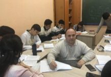 Преподаватель Камилжан Исакжанов смог увлечь даже тех школьников, кто с цифрами не дружит учитель