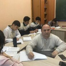 Преподаватель Камилжан Исакжанов смог увлечь даже тех школьников, кто с цифрами не дружит учитель