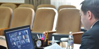 Мурат Айтенов провел онлайн-прием граждан по личным вопросам аким