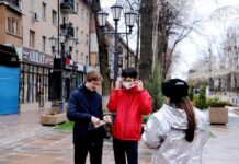 В Шымкенте сотрудники полиции раздали маски более 4000 горожанам маски