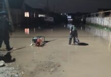 Спасатели Шымкента ночью откачивали воду в частном секторе
