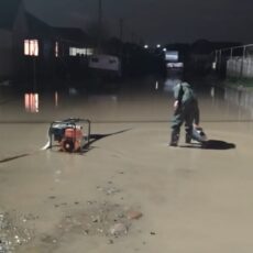 Спасатели Шымкента ночью откачивали воду в частном секторе