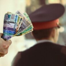 В Туркестане мужчина пытался отмазать сына за взятку взятка