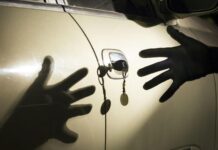 В Кентау пьяный мужчина угнал автомобиль приятеля и заехал в арык угон