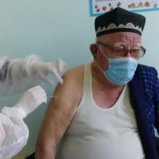 90-летний житель города Шымкента сделал прививку от COVID-19 вакцинация