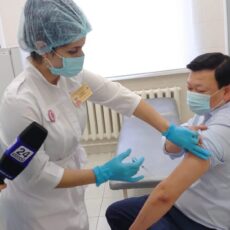 Министр здравоохранения Алексей Цой вакцинировался казахстанской вакциной QAZVAC Алексей Цой вакцинировался