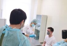 Первый вице-министр здравоохранения М. Шоранов привился вакциной QAZVAC Марат Шоранов