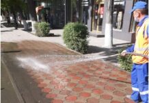 В Шымкенте моют тротуары и остановки мойка