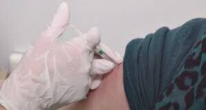 Миллионную вакцину от коронавируса получила офицер Алматы