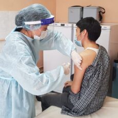 В Туркестанской области началась массовая вакцинация населения против COVID-19 вакцина