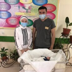 В перинатальном центре Шымкента выходили новорождённую кроху весом всего 970 грамм новорождённый