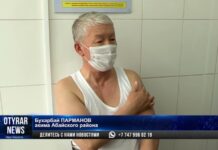 Аким Абайского района Бухарбай Парманов вакцинировался